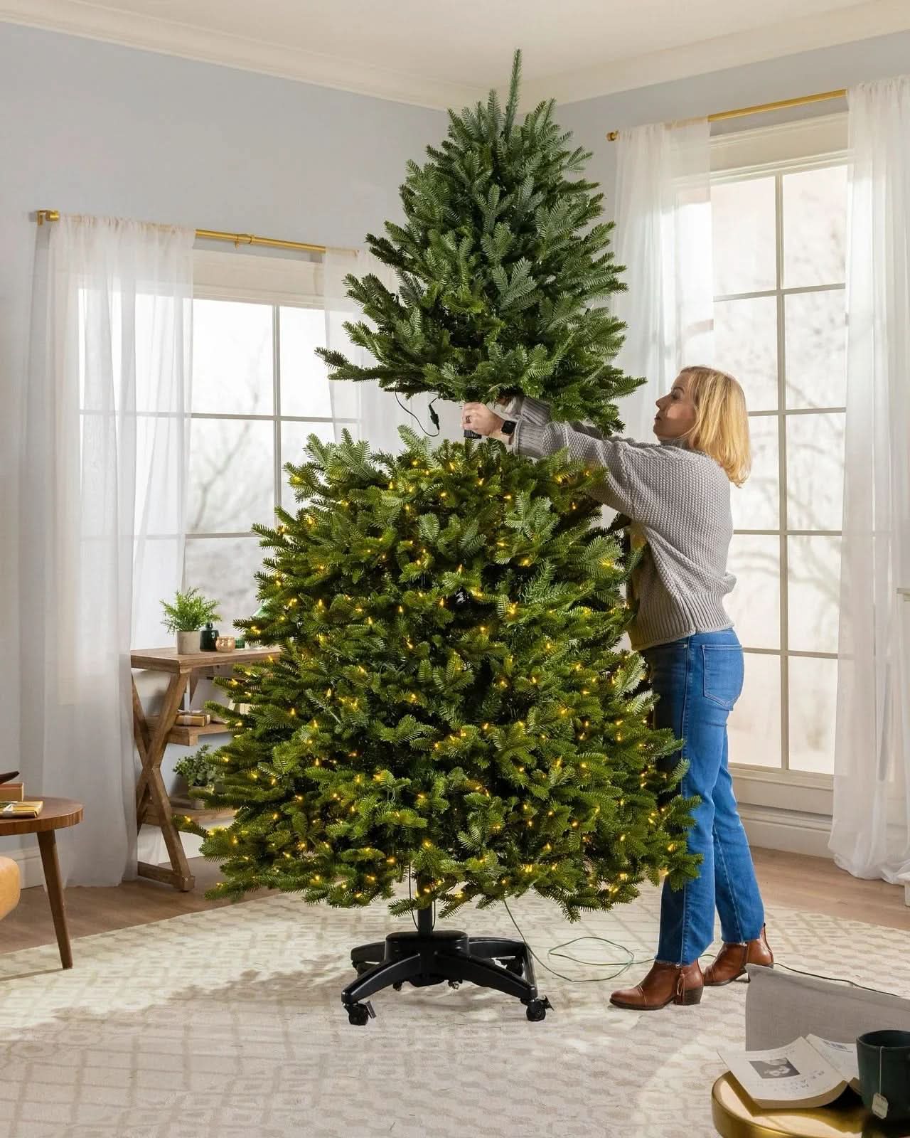 Premium Green Christmas Tree with Articulated Branches, Metal Stand with Wheels and Built-in Micro LEDs